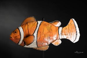 Clown Fish, scultura in metallo recuperato arancione e bianco ispirata al pesce pagliaccio