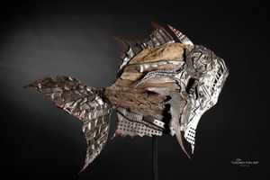 Piranha, scultura in legno e metallo recuperato con occhio rosso e pinne appuntite