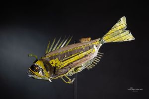 Roosterfish, scultura in legno spiaggiato e metallo recuperato con lunga cresta dorsale