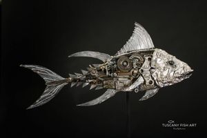 Tonno, scultura in acciaio e componenti meccanici recuperati con ingranaggi a vista